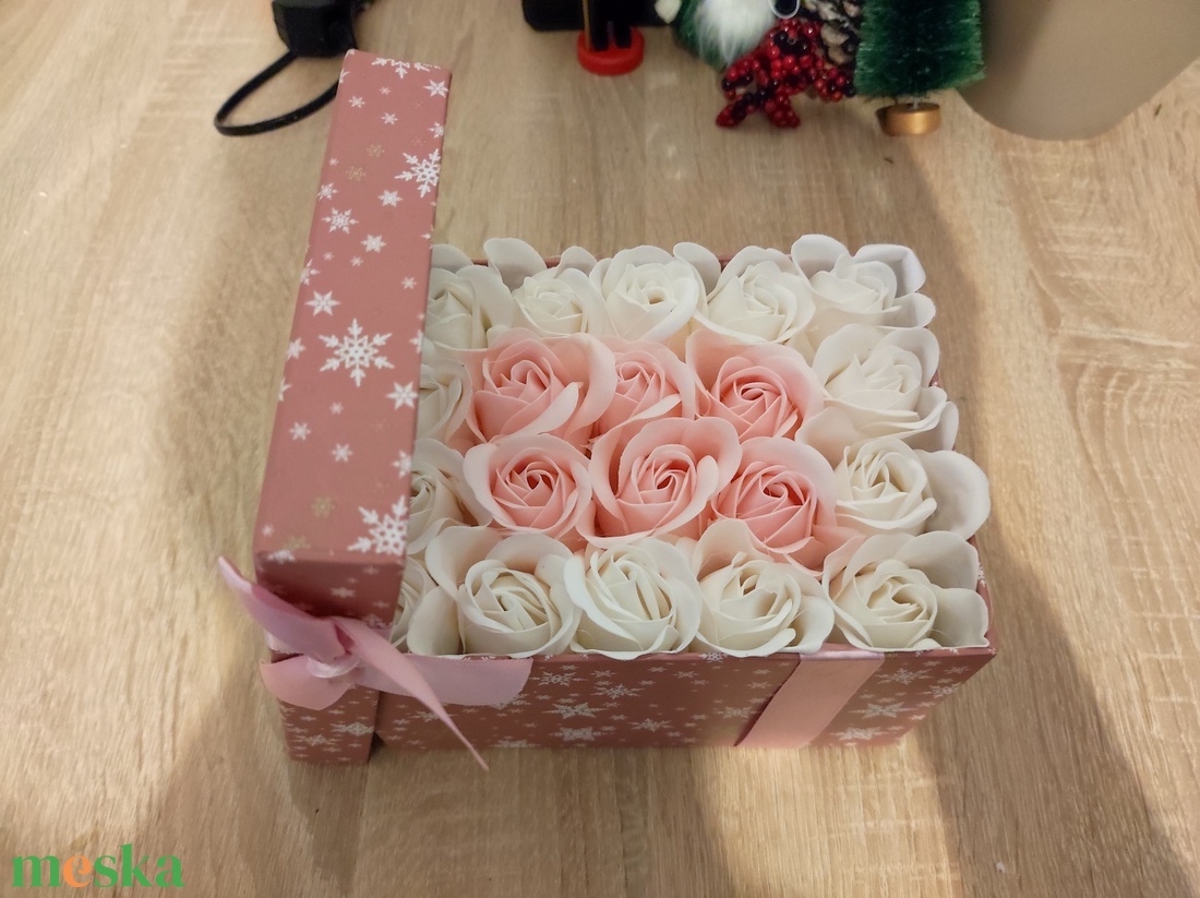 Karácsonyi szappanvirág box - otthon & lakás - dekoráció - virágdísz és tartó - virágbox, virágdoboz - Meska.hu