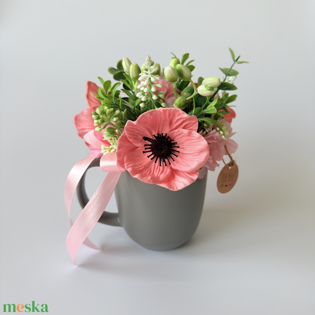 Rózsaszín virágkompozíció bögrében - otthon & életmód - dekoráció - asztal és polc dekoráció - asztaldísz - Meska.hu