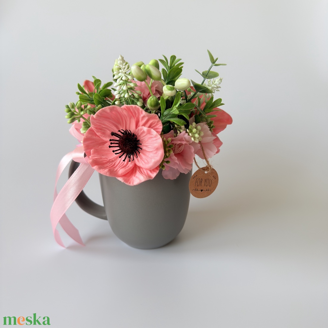 Rózsaszín virágkompozíció bögrében - otthon & életmód - dekoráció - asztal és polc dekoráció - asztaldísz - Meska.hu
