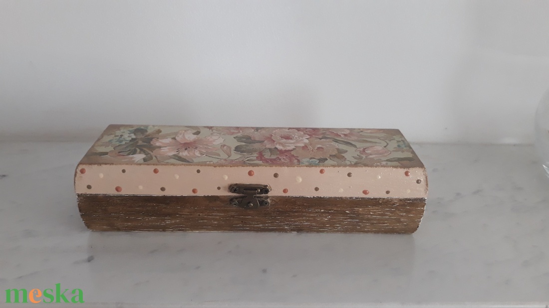 Rózsás fa szemüvegtartó/ tolltartó/ékszertartó a vintage jegyében - otthon & életmód - papír, írószer - tolltartó & ceruzatekercs - Meska.hu Rózsás fa szemüvegtartó/ tolltartó/ékszertartó a vintage jegyében - otthon & életmód - papír, írószer - tolltartó & ceruzatekercs - Meska.hu