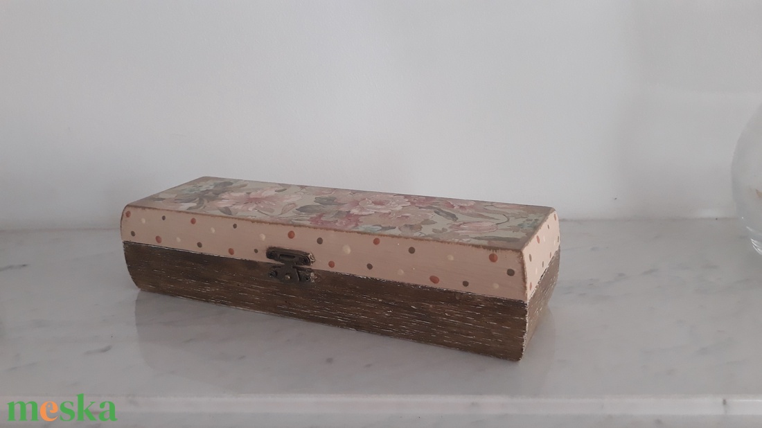 Rózsás fa szemüvegtartó/ tolltartó/ékszertartó a vintage jegyében - otthon & életmód - papír, írószer - tolltartó & ceruzatekercs - Meska.hu Rózsás fa szemüvegtartó/ tolltartó/ékszertartó a vintage jegyében - otthon & életmód - papír, írószer - tolltartó & ceruzatekercs - Meska.hu