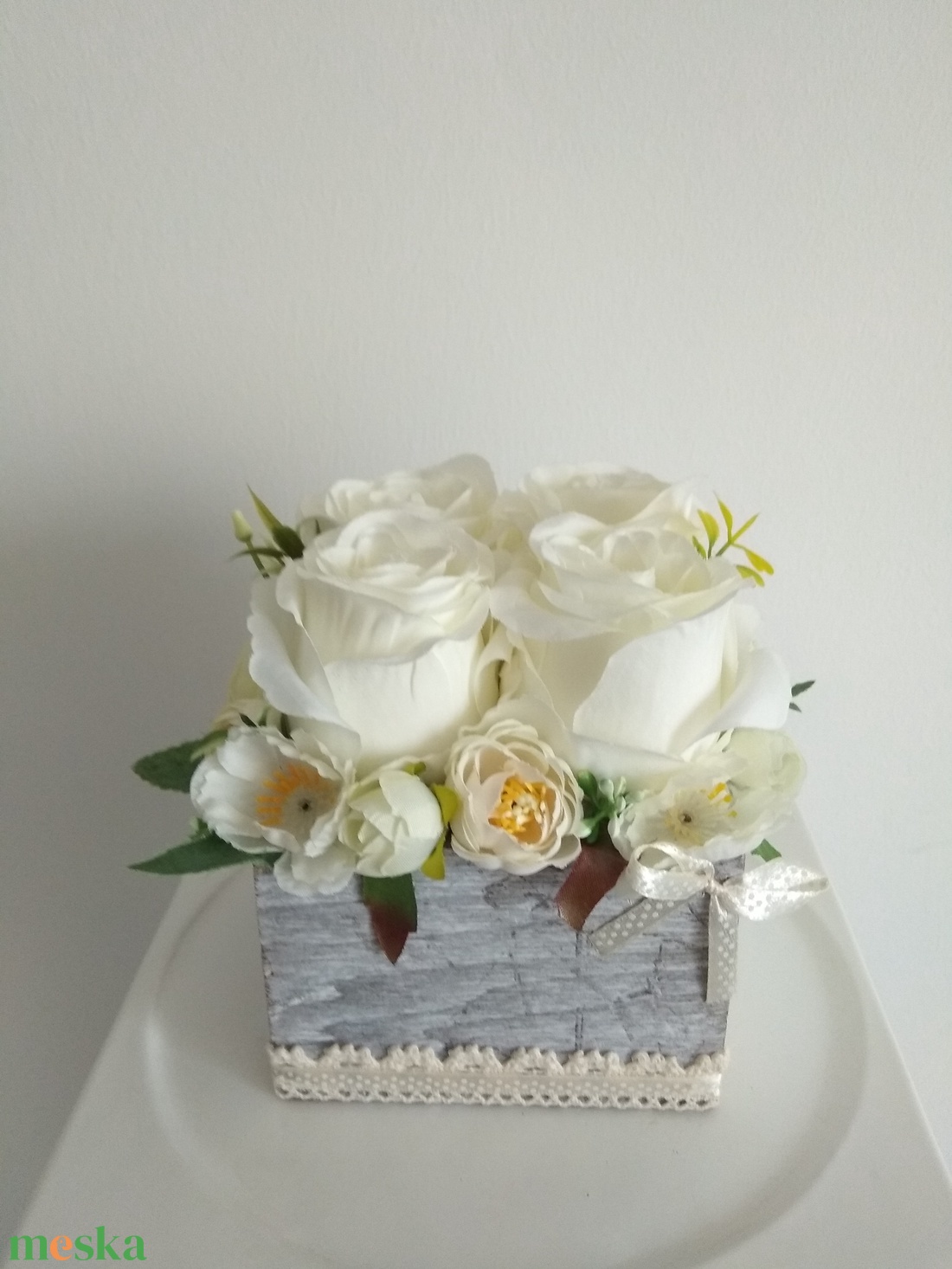 Virágbox / asztaldísz vintage fehér-bézs virágokkal szürke koptatott fa dobozban - otthon & életmód - dekoráció - asztal és polc dekoráció - asztaldísz - Meska.hu