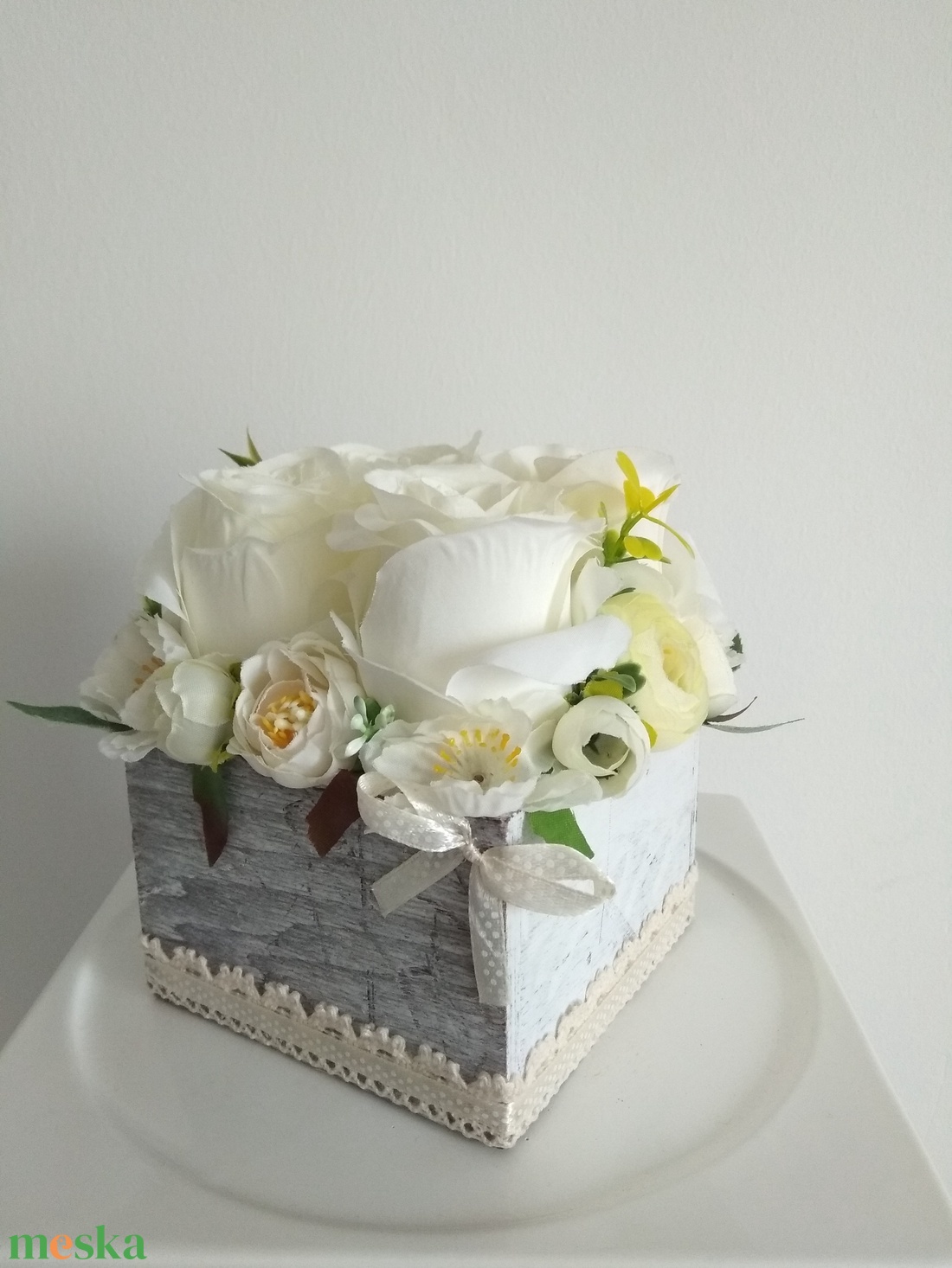 Virágbox / asztaldísz vintage fehér-bézs virágokkal szürke koptatott fa dobozban - otthon & életmód - dekoráció - asztal és polc dekoráció - asztaldísz - Meska.hu