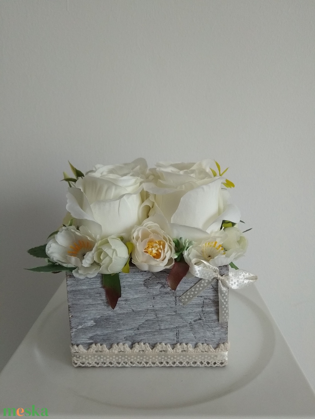 Virágbox / asztaldísz vintage fehér-bézs virágokkal szürke koptatott fa dobozban - otthon & életmód - dekoráció - asztal és polc dekoráció - asztaldísz - Meska.hu