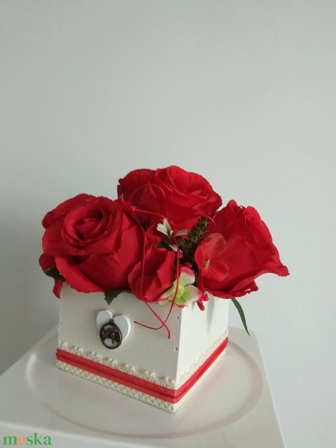 Virágbox / asztaldísz vintage piros selyem virágokkal  - otthon & életmód - dekoráció - virágdísz és tartó - virágbox, virágdoboz - Meska.hu