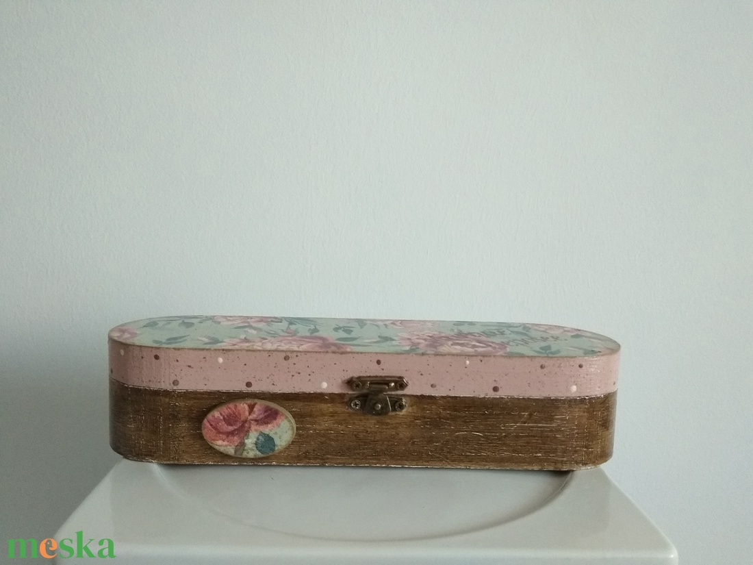 Tűrkiz pasztell rózsás szemüvegtok/ tolltartó/ékszertartó a vintage jegyében - otthon & életmód - papír, írószer - tolltartó & ceruzatekercs - Meska.hu Tűrkiz pasztell rózsás szemüvegtok/ tolltartó/ékszertartó a vintage jegyében - otthon & életmód - papír, írószer - tolltartó & ceruzatekercs - Meska.hu