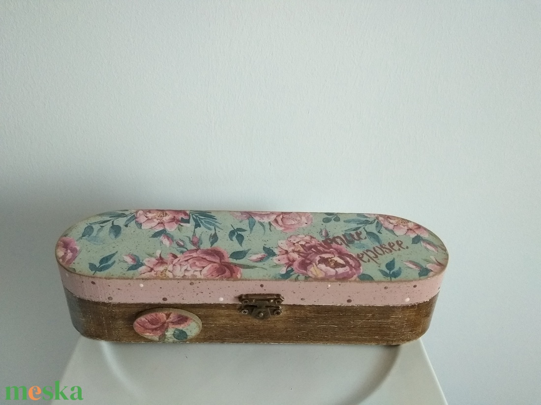 Tűrkiz pasztell rózsás szemüvegtok/ tolltartó/ékszertartó a vintage jegyében - otthon & életmód - papír, írószer - tolltartó & ceruzatekercs - Meska.hu Tűrkiz pasztell rózsás szemüvegtok/ tolltartó/ékszertartó a vintage jegyében - otthon & életmód - papír, írószer - tolltartó & ceruzatekercs - Meska.hu