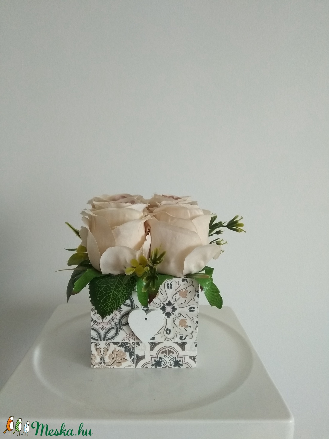 Virágbox / asztaldísz mintás fa dobozban vintage cappucinó selyem virágokkal - otthon & életmód - dekoráció - Meska.hu Virágbox / asztaldísz mintás fa dobozban vintage cappucinó selyem virágokkal - otthon & életmód - dekoráció - Meska.hu