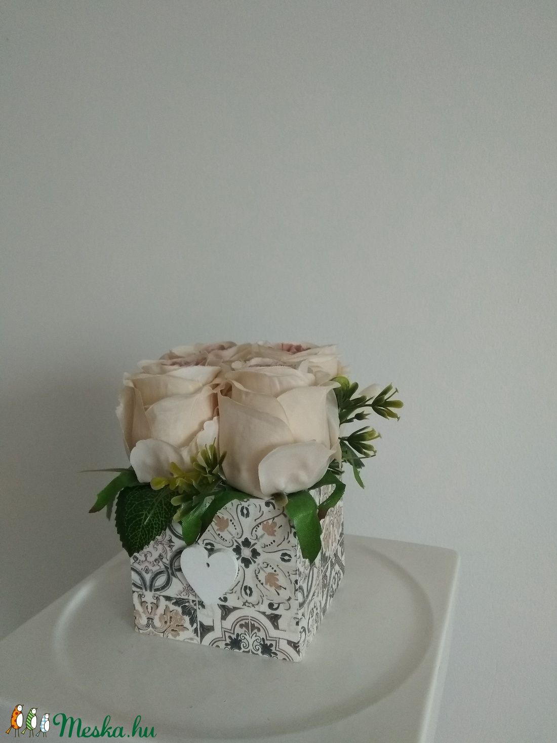 Virágbox / asztaldísz mintás fa dobozban vintage cappucinó selyem virágokkal - otthon & életmód - dekoráció - Meska.hu Virágbox / asztaldísz mintás fa dobozban vintage cappucinó selyem virágokkal - otthon & életmód - dekoráció - Meska.hu