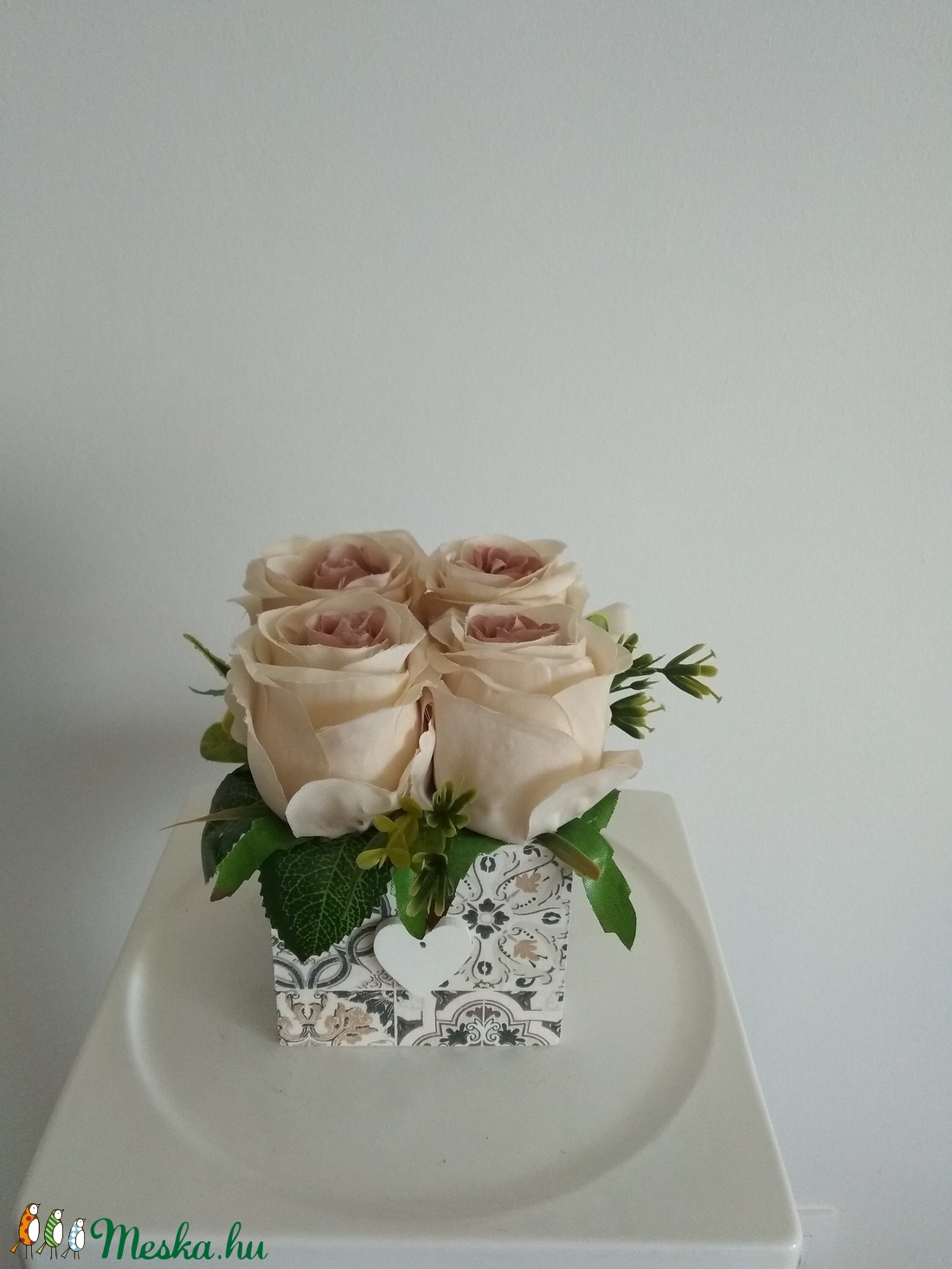 Virágbox / asztaldísz mintás fa dobozban vintage cappucinó selyem virágokkal - otthon & életmód - dekoráció - Meska.hu Virágbox / asztaldísz mintás fa dobozban vintage cappucinó selyem virágokkal - otthon & életmód - dekoráció - Meska.hu