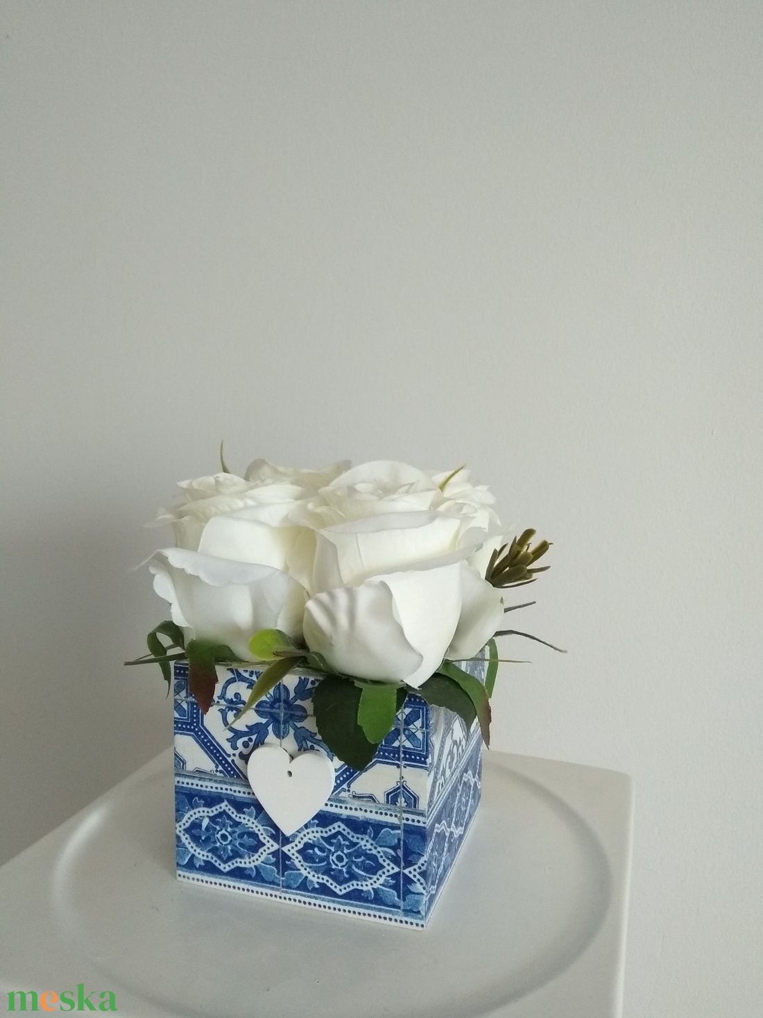 Virágbox / asztaldísz mintás fa dobozban vintage fehér selyem virágokkal - otthon & életmód - dekoráció - asztal és polc dekoráció - díszdoboz - Meska.hu Virágbox / asztaldísz mintás fa dobozban vintage fehér selyem virágokkal - otthon & életmód - dekoráció - asztal és polc dekoráció - díszdoboz - Meska.hu