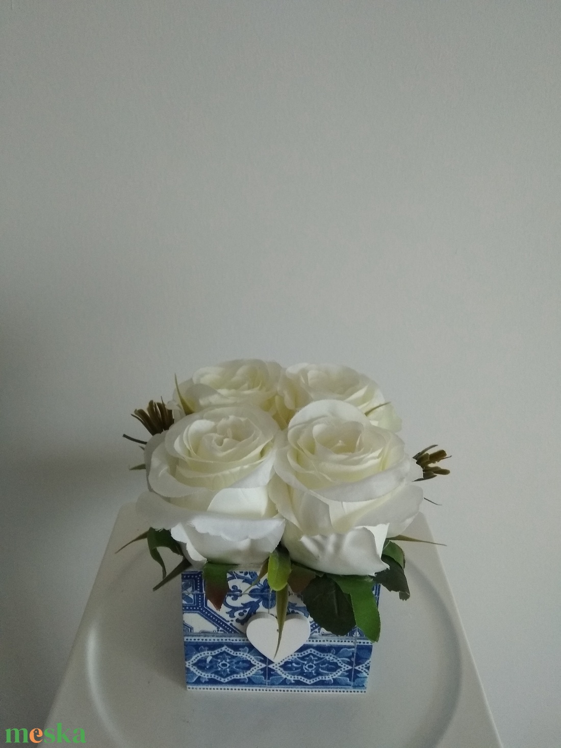 Virágbox / asztaldísz mintás fa dobozban vintage fehér selyem virágokkal - otthon & életmód - dekoráció - asztal és polc dekoráció - díszdoboz - Meska.hu Virágbox / asztaldísz mintás fa dobozban vintage fehér selyem virágokkal - otthon & életmód - dekoráció - asztal és polc dekoráció - díszdoboz - Meska.hu