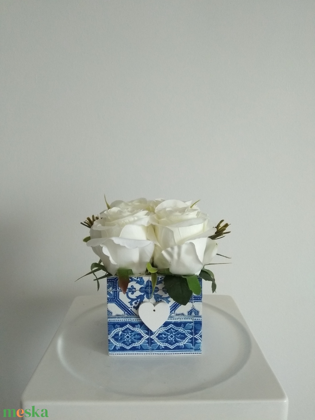 Virágbox / asztaldísz mintás fa dobozban vintage fehér selyem virágokkal - otthon & életmód - dekoráció - asztal és polc dekoráció - díszdoboz - Meska.hu Virágbox / asztaldísz mintás fa dobozban vintage fehér selyem virágokkal - otthon & életmód - dekoráció - asztal és polc dekoráció - díszdoboz - Meska.hu