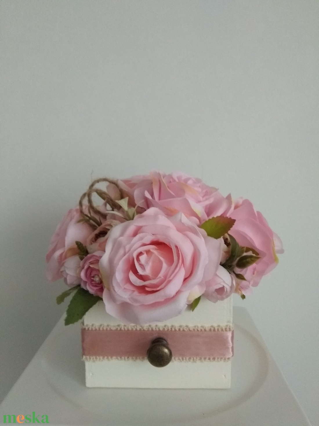 Virágbox / asztaldísz fehér fa dobozban vintage rózsaszín pasztell árnyalatokkal - otthon & életmód - dekoráció - virágdísz és tartó - virágbox, virágdoboz - Meska.hu