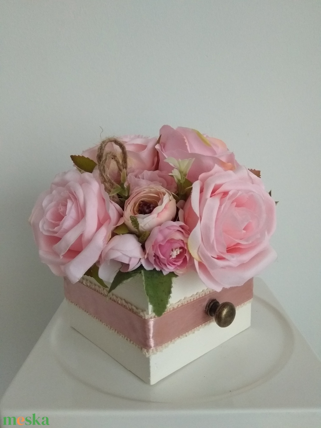 Virágbox / asztaldísz fehér fa dobozban vintage rózsaszín pasztell árnyalatokkal - otthon & életmód - dekoráció - virágdísz és tartó - virágbox, virágdoboz - Meska.hu