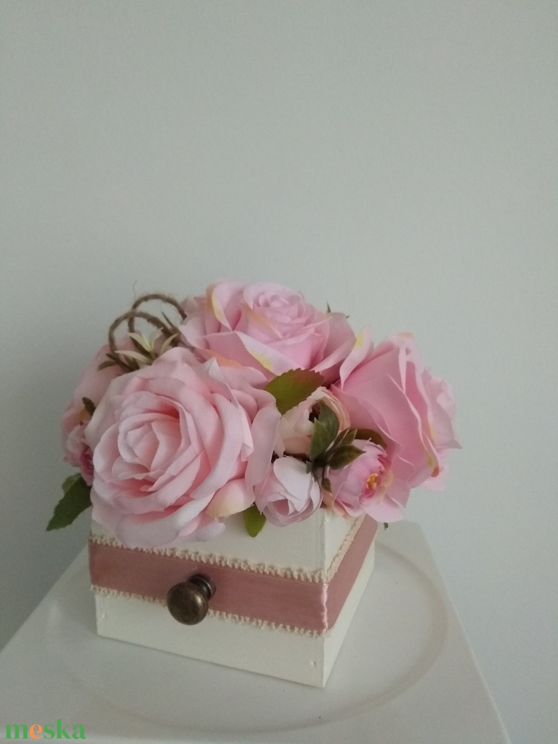 Virágbox / asztaldísz fehér fa dobozban vintage rózsaszín pasztell árnyalatokkal - otthon & életmód - dekoráció - virágdísz és tartó - virágbox, virágdoboz - Meska.hu