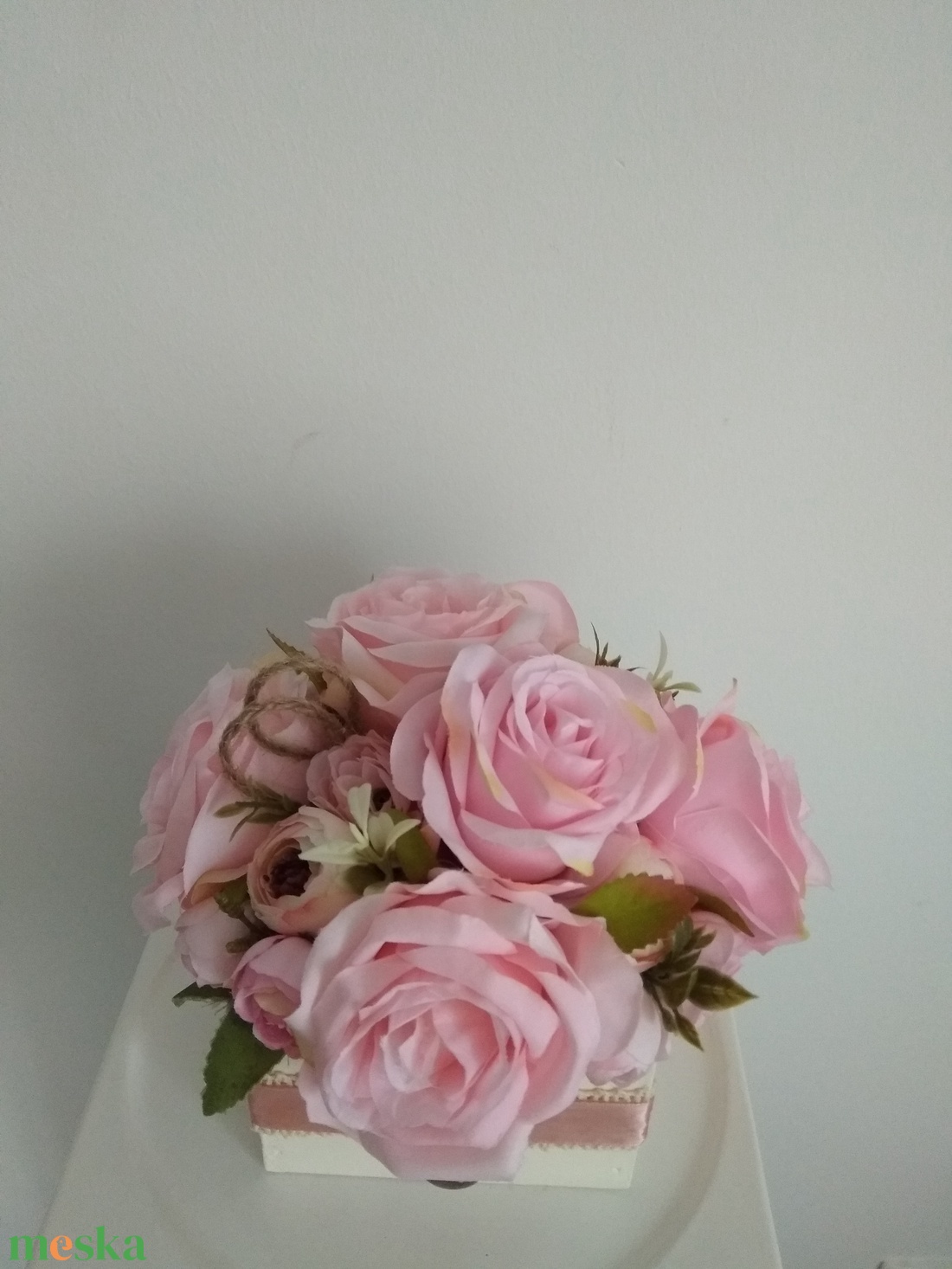 Virágbox / asztaldísz fehér fa dobozban vintage rózsaszín pasztell árnyalatokkal - otthon & életmód - dekoráció - virágdísz és tartó - virágbox, virágdoboz - Meska.hu