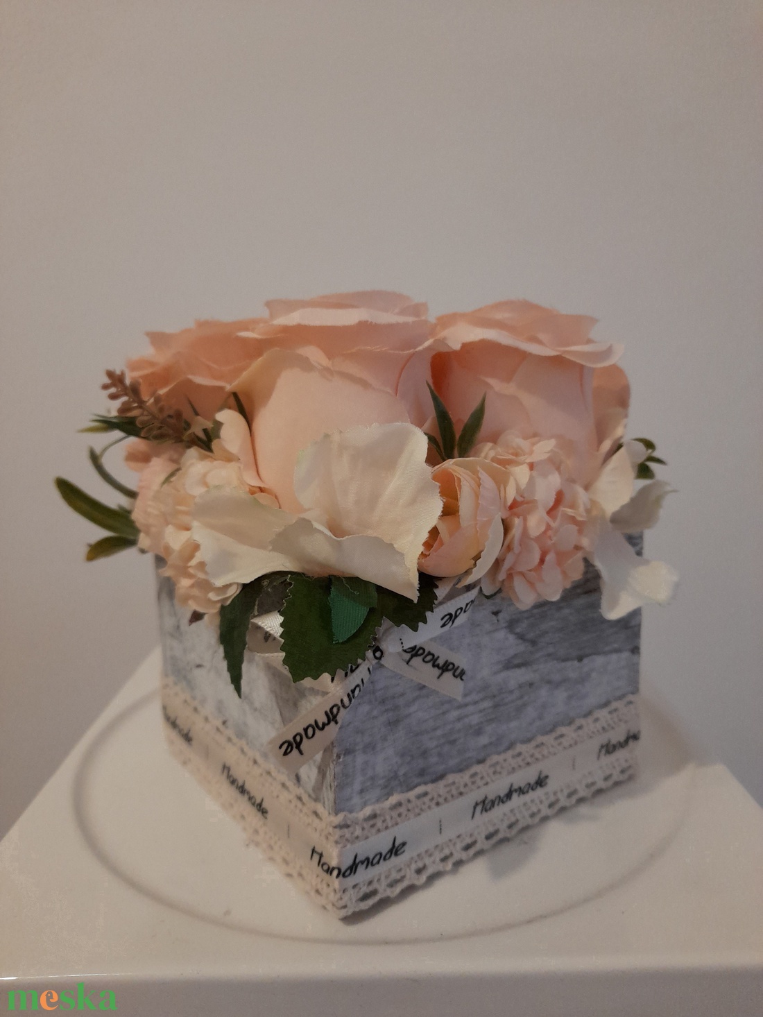 Virágbox / asztaldísz vintage púder virágokkal szürke koptatott fa dobozban - otthon & életmód - dekoráció - asztal és polc dekoráció - asztaldísz - Meska.hu