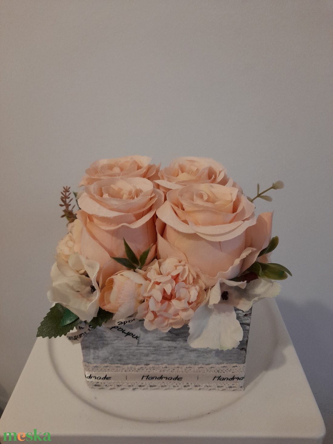 Virágbox / asztaldísz vintage púder virágokkal szürke koptatott fa dobozban - otthon & életmód - dekoráció - asztal és polc dekoráció - asztaldísz - Meska.hu