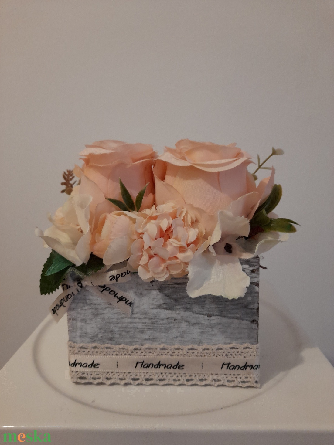 Virágbox / asztaldísz vintage púder virágokkal szürke koptatott fa dobozban - otthon & életmód - dekoráció - asztal és polc dekoráció - asztaldísz - Meska.hu