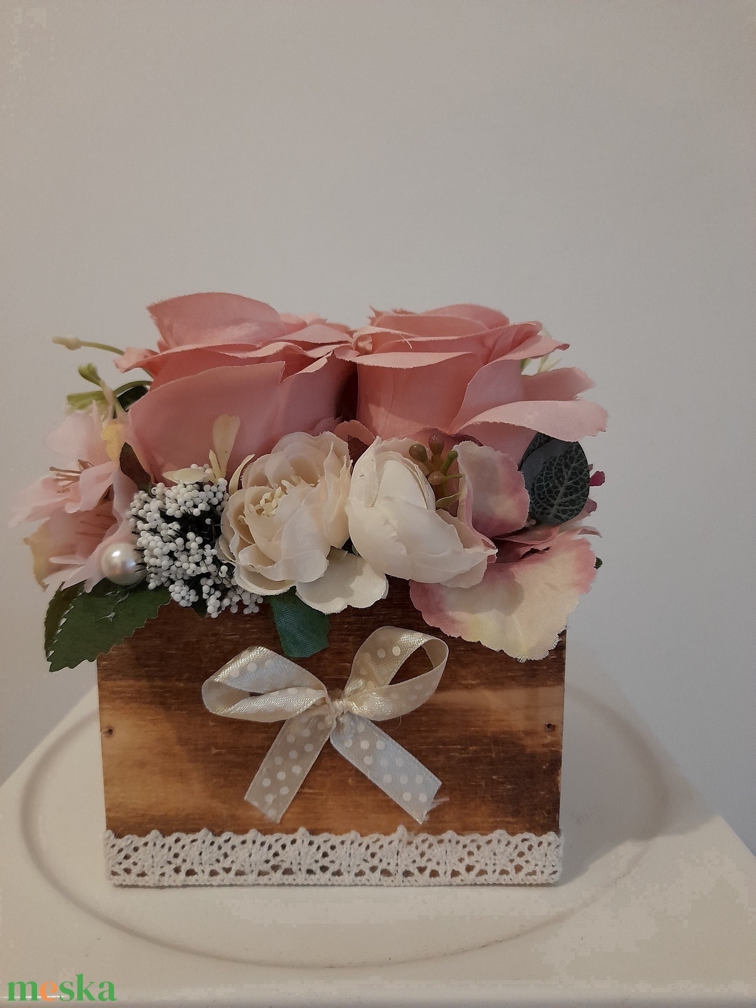 Virágbox / asztaldísz vintage púder-bézs virágokkal barna koptatott fa dobozban - otthon & lakás - dekoráció - asztal és polc dekoráció - asztaldísz - Meska.hu