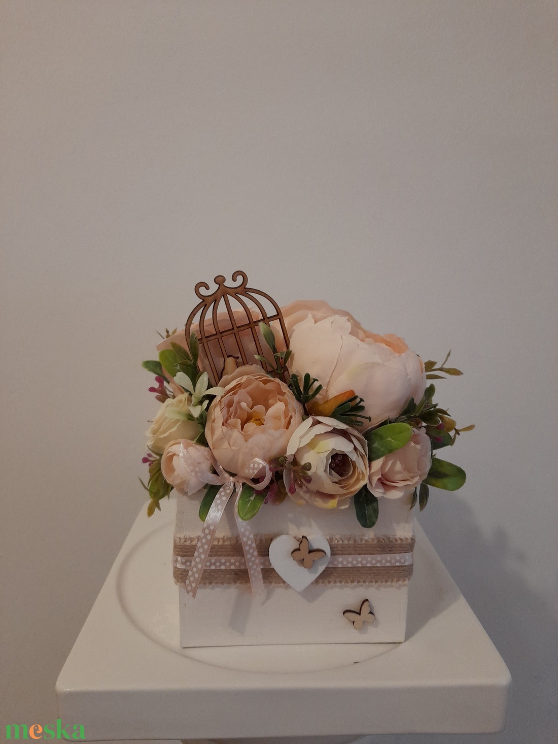 Virágbox / asztaldísz fehér fa dobozban vintage púder pasztell árnyalatokkal - otthon & életmód - dekoráció - Meska.hu