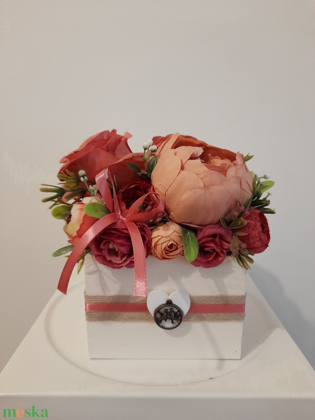 Virágbox / asztaldísz fehér fa dobozban vintage púder-narancs pasztell árnyalatokkal - otthon & életmód - dekoráció - virágdísz és tartó - virágbox, virágdoboz - Meska.hu