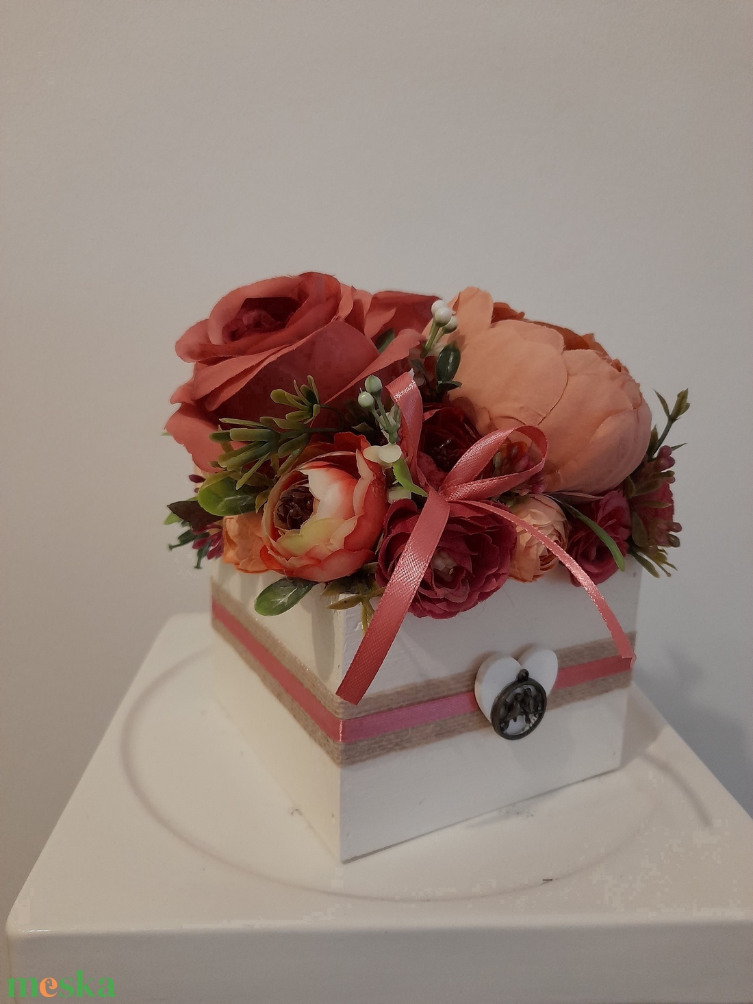 Virágbox / asztaldísz fehér fa dobozban vintage púder-narancs pasztell árnyalatokkal - otthon & életmód - dekoráció - virágdísz és tartó - virágbox, virágdoboz - Meska.hu