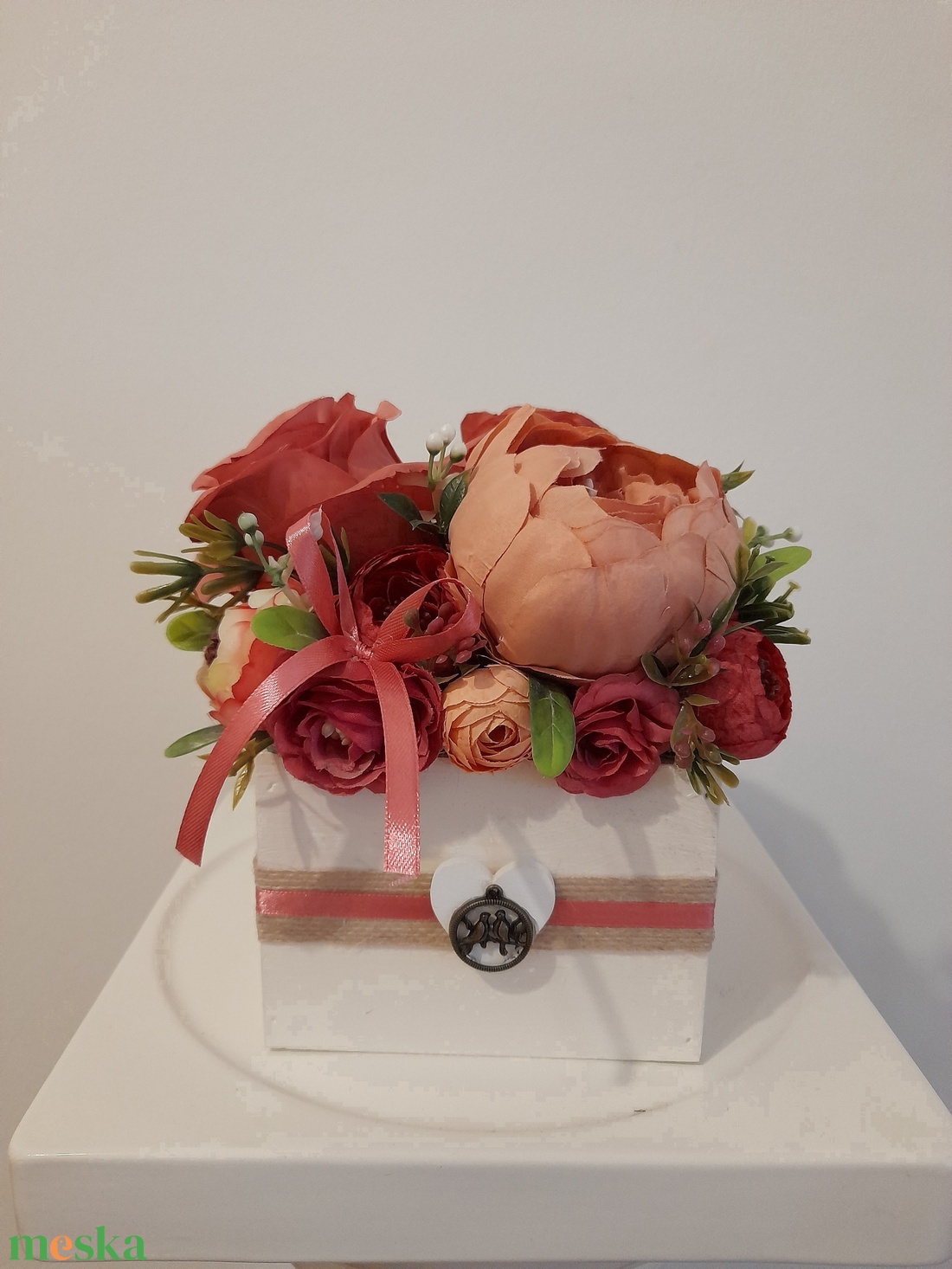 Virágbox / asztaldísz fehér fa dobozban vintage púder-narancs pasztell árnyalatokkal - otthon & életmód - dekoráció - virágdísz és tartó - virágbox, virágdoboz - Meska.hu
