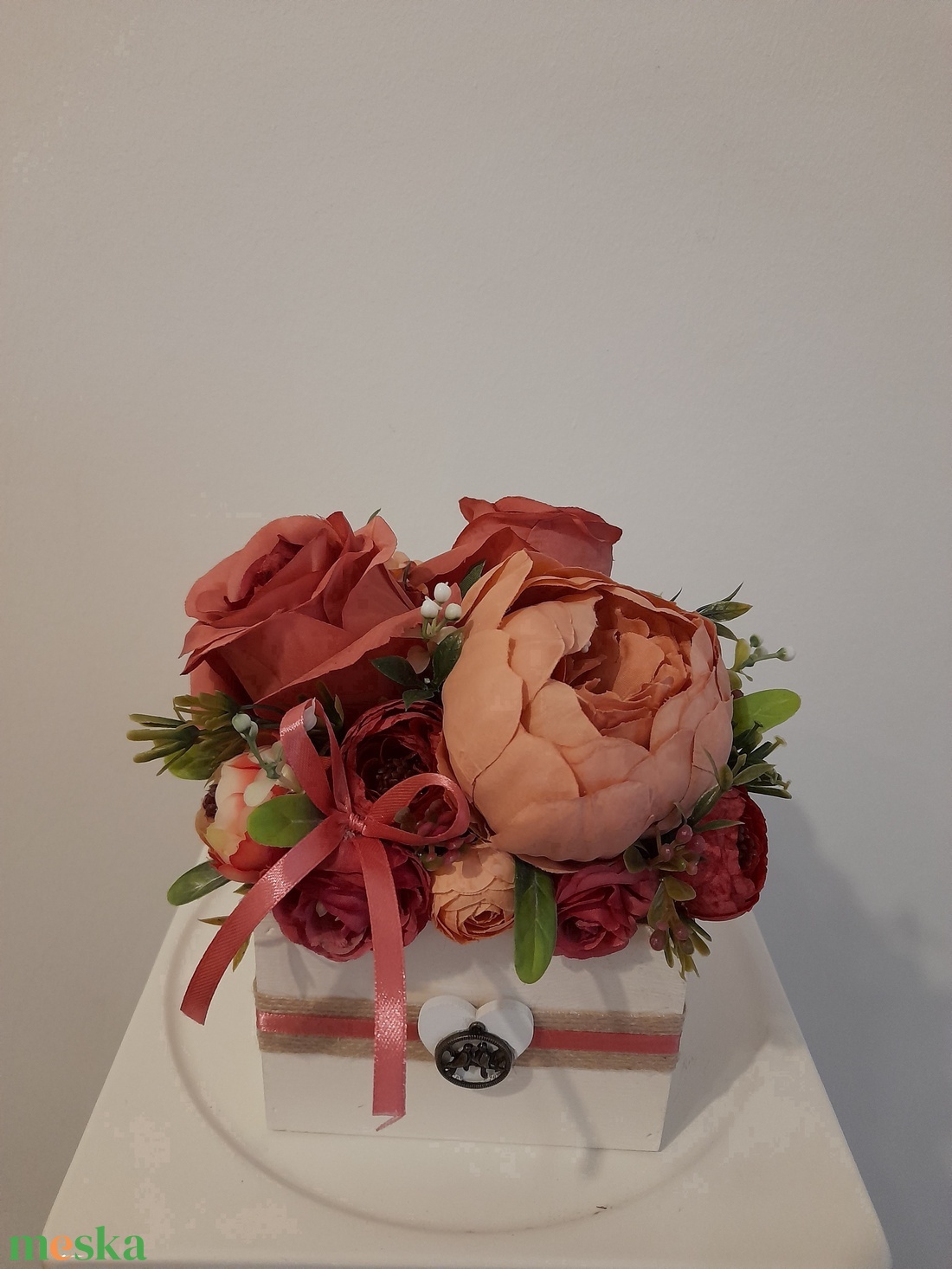 Virágbox / asztaldísz fehér fa dobozban vintage púder-narancs pasztell árnyalatokkal - otthon & életmód - dekoráció - virágdísz és tartó - virágbox, virágdoboz - Meska.hu