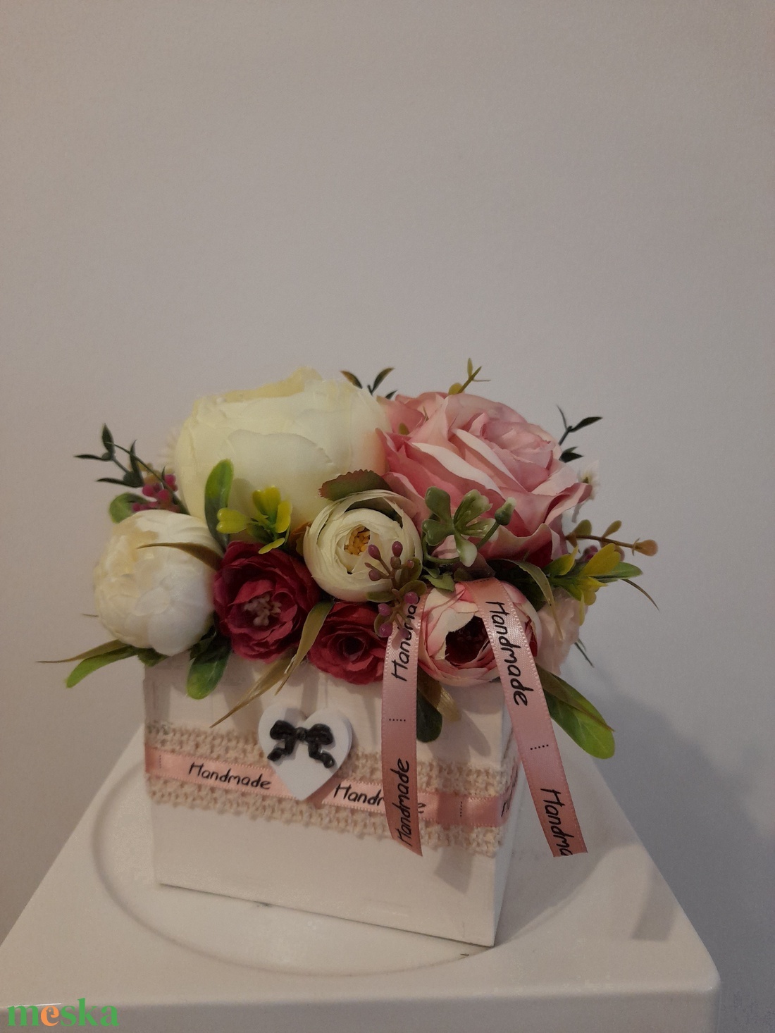 Virágbox / asztaldísz fehér fa dobozban vintage drapp-mályva pasztell árnyalatokkal - otthon & életmód - dekoráció - virágdísz és tartó - virágbox, virágdoboz - Meska.hu