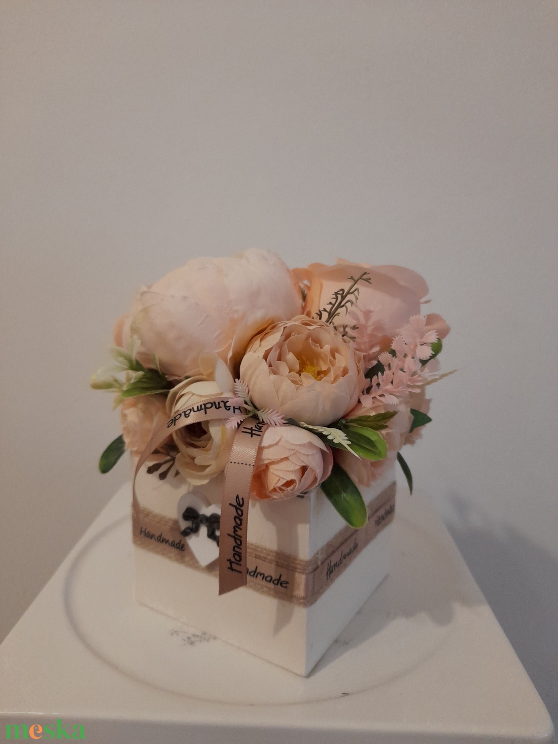 Virágbox / asztaldísz fehér fa dobozban vintage púder pasztell árnyalatokkal - otthon & életmód - dekoráció - virágdísz és tartó - virágbox, virágdoboz - Meska.hu