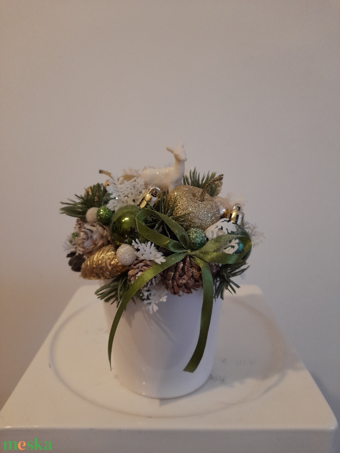 Karácsonyi asztaldísz fehér kerámia kaspóba zöld-arany-fehér színekben - otthon & életmód - dekoráció - asztal és polc dekoráció - asztaldísz - Meska.hu