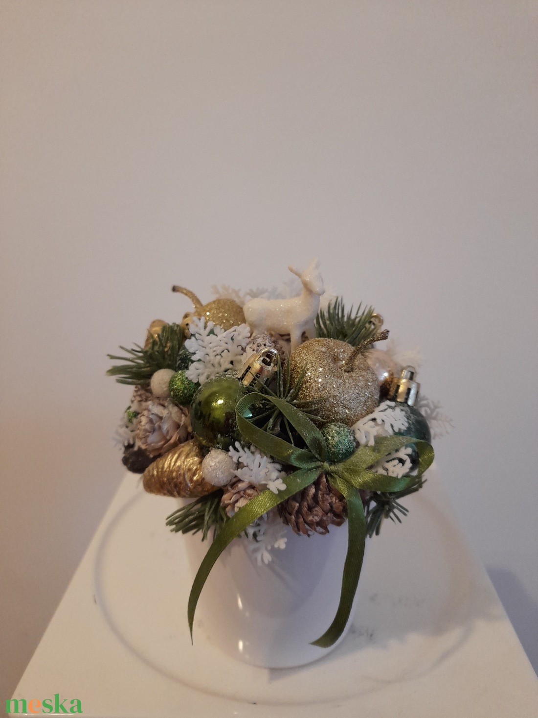 Karácsonyi asztaldísz fehér kerámia kaspóba zöld-arany-fehér színekben - otthon & életmód - dekoráció - asztal és polc dekoráció - asztaldísz - Meska.hu