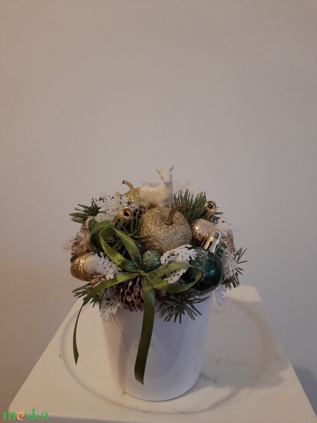 Karácsonyi asztaldísz fehér kerámia kaspóba zöld-arany-fehér színekben - otthon & életmód - dekoráció - asztal és polc dekoráció - asztaldísz - Meska.hu
