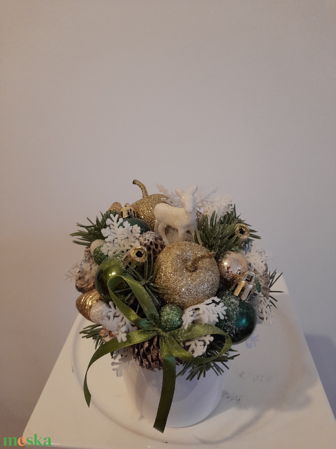 Karácsonyi asztaldísz fehér kerámia kaspóba zöld-arany-fehér színekben - otthon & életmód - dekoráció - asztal és polc dekoráció - asztaldísz - Meska.hu