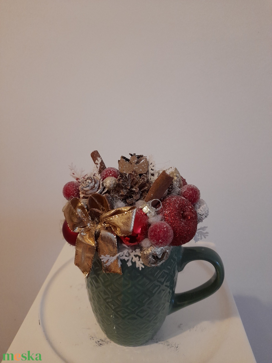 Karácsonyi asztaldísz  fenyőzöld kerámia kaspóba - otthon & életmód - dekoráció - asztal és polc dekoráció - asztaldísz - Meska.hu