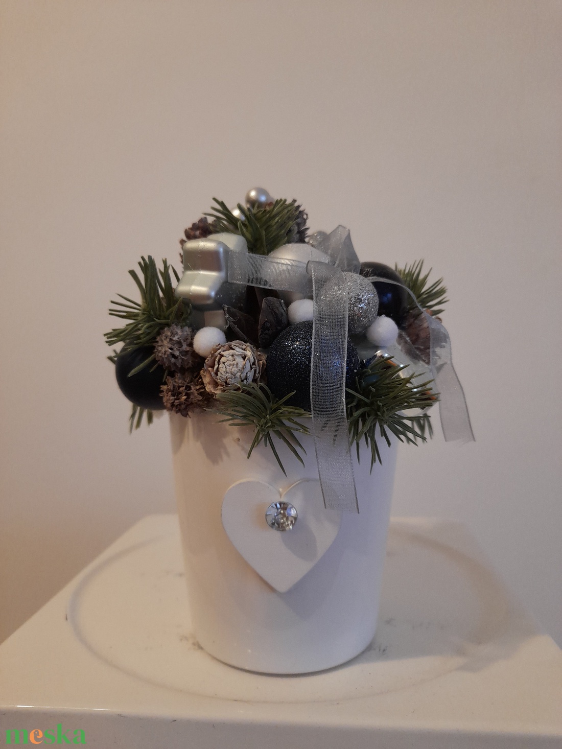 Karácsonyi asztaldísz fehér kerámia kaspóba ezüst-kék-fehér színekben - otthon & életmód - dekoráció - asztal és polc dekoráció - asztaldísz - Meska.hu