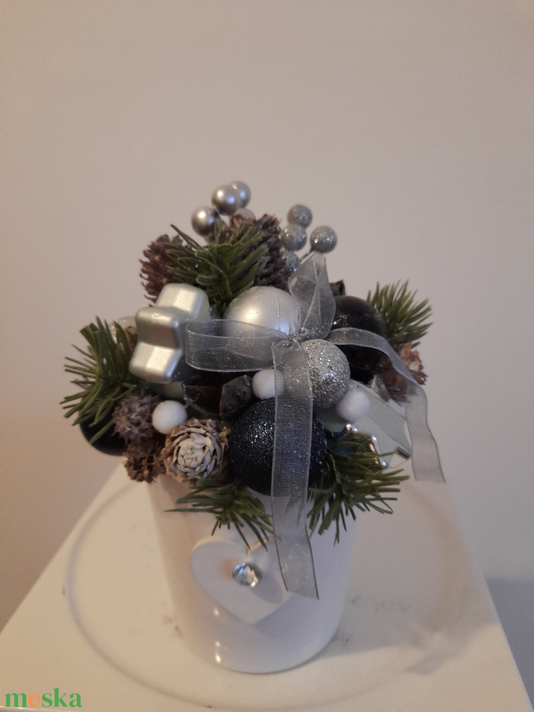 Karácsonyi asztaldísz fehér kerámia kaspóba ezüst-kék-fehér színekben - otthon & életmód - dekoráció - asztal és polc dekoráció - asztaldísz - Meska.hu