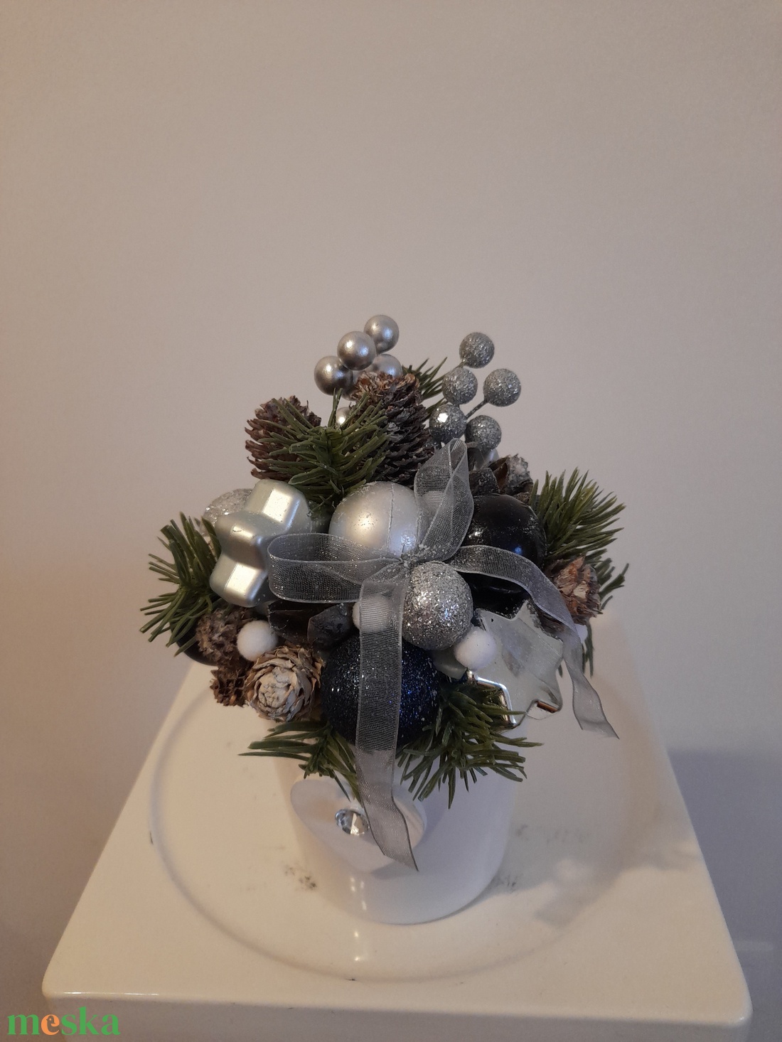 Karácsonyi asztaldísz fehér kerámia kaspóba ezüst-kék-fehér színekben - otthon & életmód - dekoráció - asztal és polc dekoráció - asztaldísz - Meska.hu