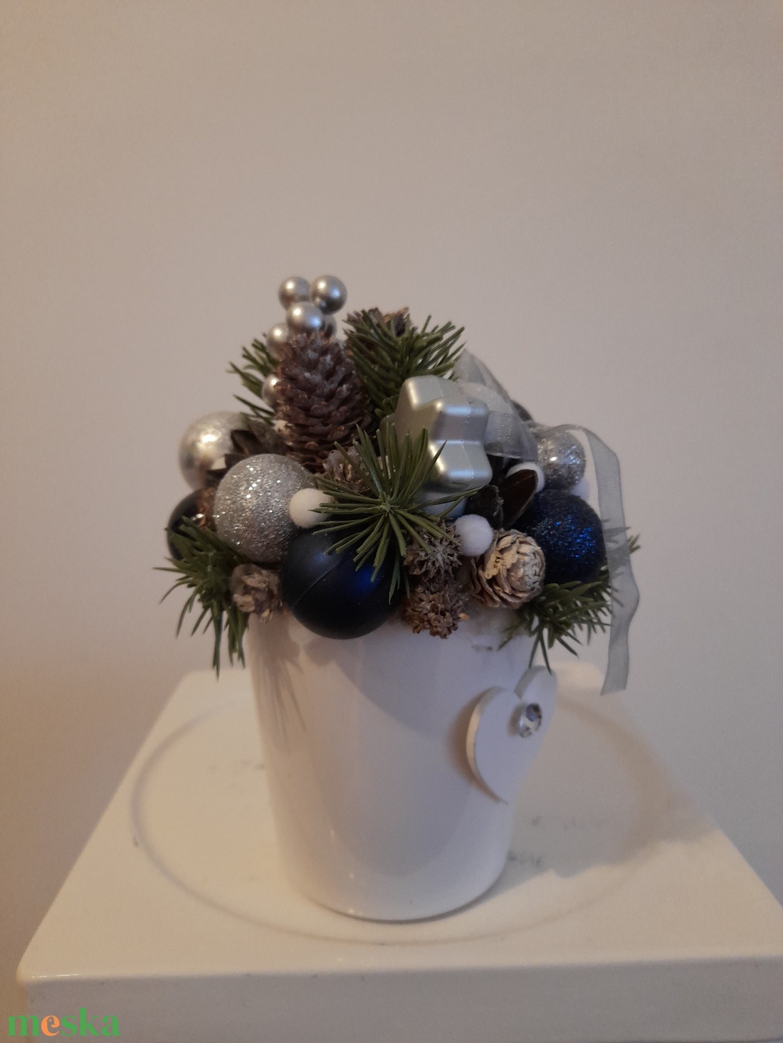 Karácsonyi asztaldísz fehér kerámia kaspóba ezüst-kék-fehér színekben - otthon & életmód - dekoráció - asztal és polc dekoráció - asztaldísz - Meska.hu