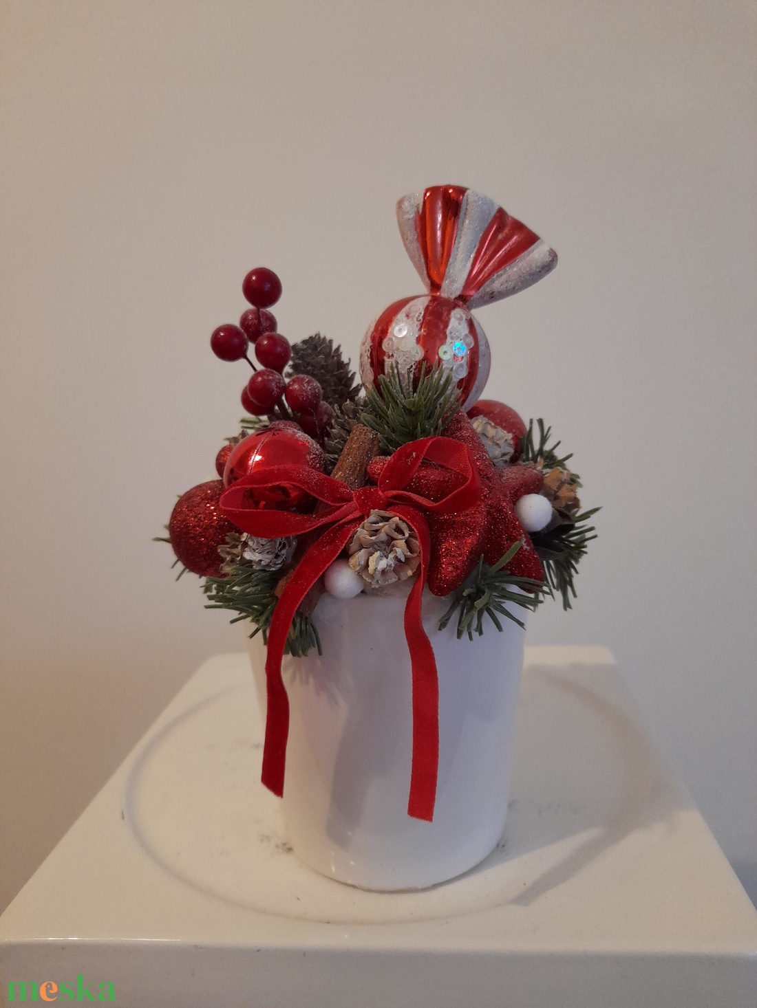 Karácsonyi asztaldísz fehér kerámia kaspóba piros-fehér színekben - otthon & életmód - dekoráció - asztal és polc dekoráció - asztaldísz - Meska.hu