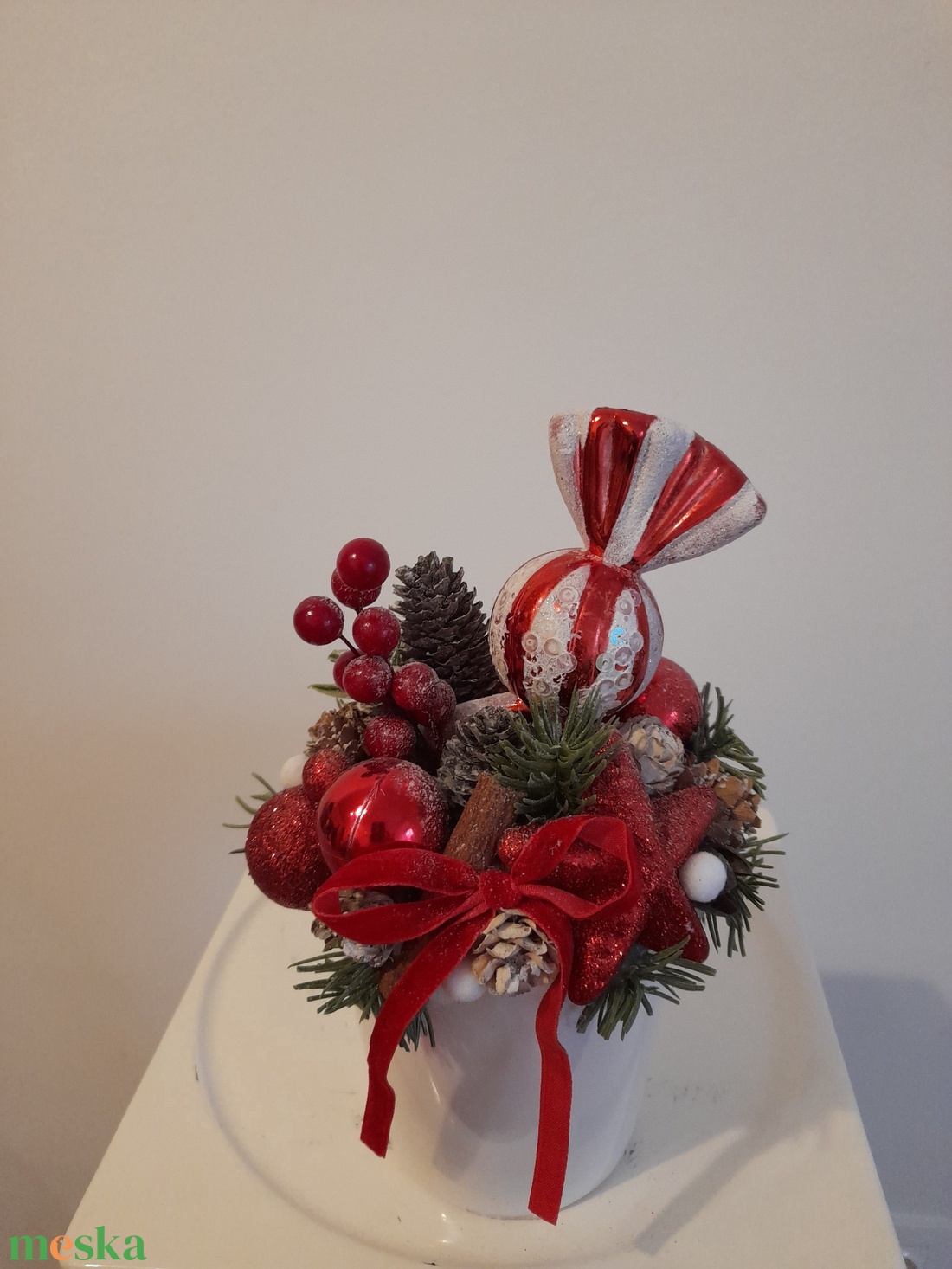 Karácsonyi asztaldísz fehér kerámia kaspóba piros-fehér színekben - otthon & életmód - dekoráció - asztal és polc dekoráció - asztaldísz - Meska.hu