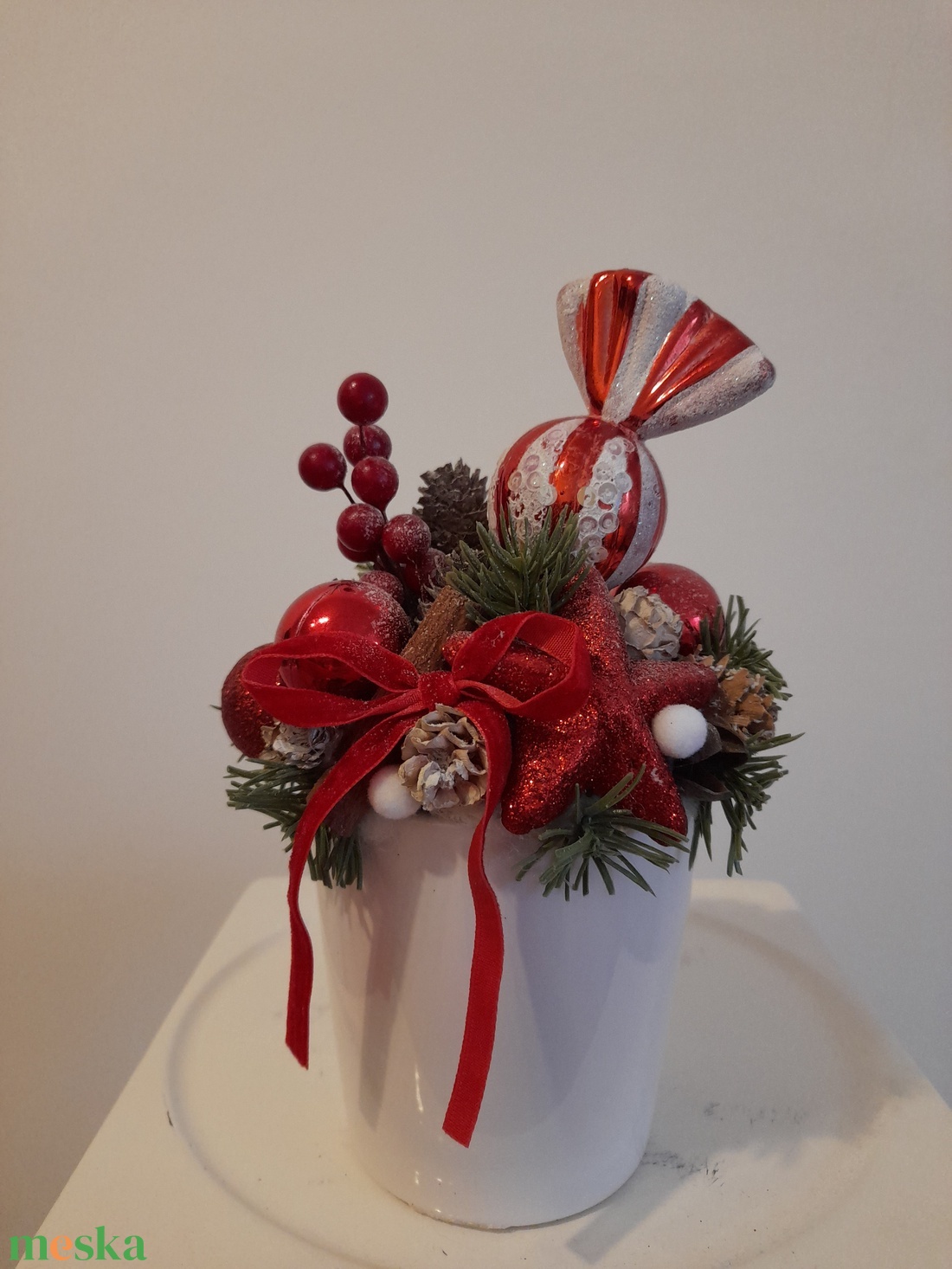 Karácsonyi asztaldísz fehér kerámia kaspóba piros-fehér színekben - otthon & életmód - dekoráció - asztal és polc dekoráció - asztaldísz - Meska.hu
