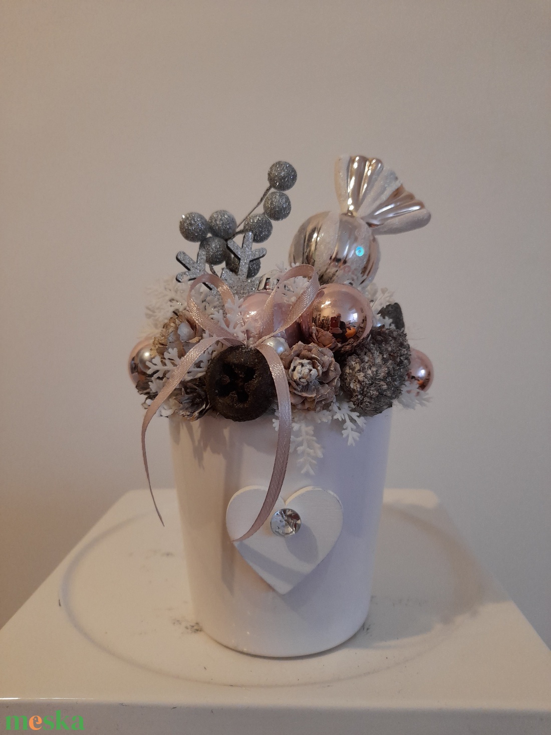 Karácsonyi asztaldísz fehér kerámia kaspóban rosegold-ezüst-fehér színekben - otthon & életmód - dekoráció - asztal és polc dekoráció - asztaldísz - Meska.hu