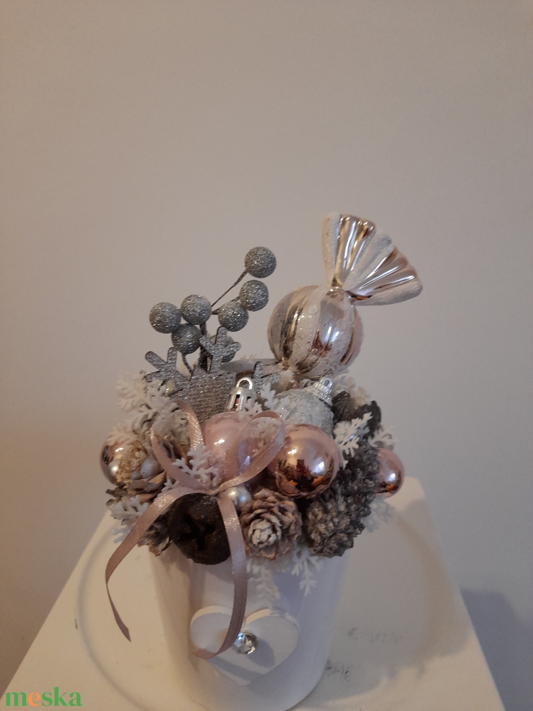 Karácsonyi asztaldísz fehér kerámia kaspóban rosegold-ezüst-fehér színekben - otthon & életmód - dekoráció - asztal és polc dekoráció - asztaldísz - Meska.hu