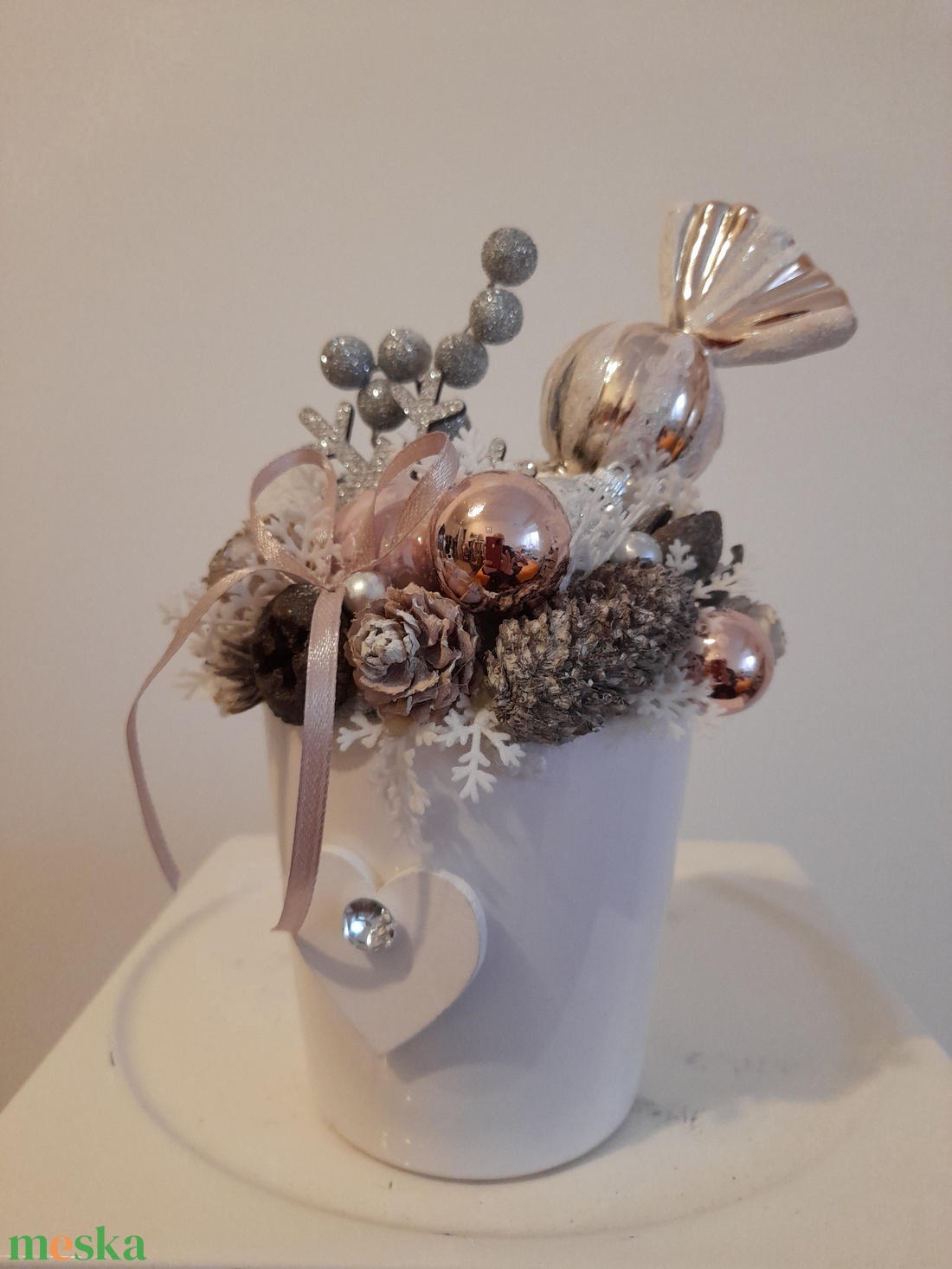 Karácsonyi asztaldísz fehér kerámia kaspóban rosegold-ezüst-fehér színekben - otthon & életmód - dekoráció - asztal és polc dekoráció - asztaldísz - Meska.hu