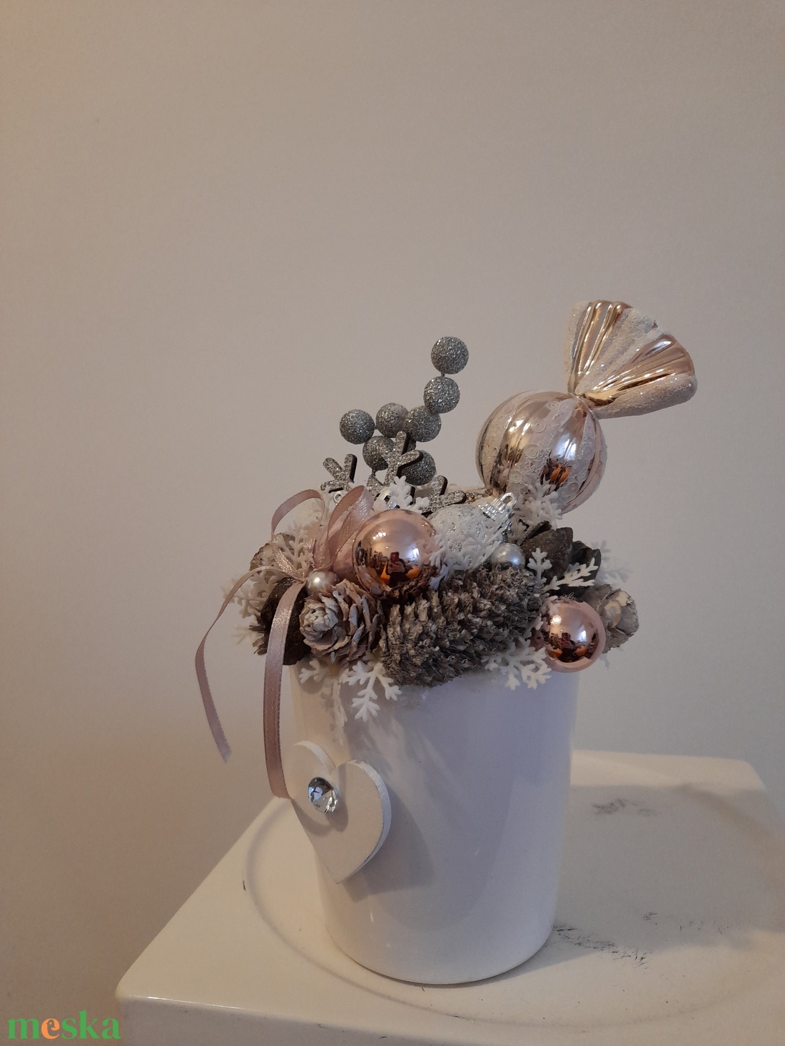 Karácsonyi asztaldísz fehér kerámia kaspóban rosegold-ezüst-fehér színekben - otthon & életmód - dekoráció - asztal és polc dekoráció - asztaldísz - Meska.hu
