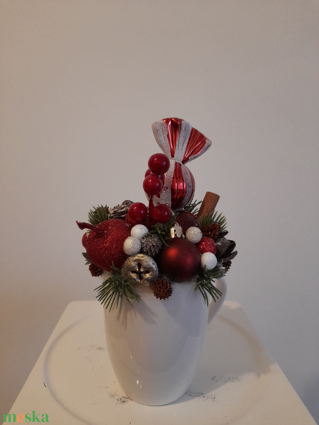 Karácsonyi asztaldísz fehér kerámia kaspóba piros-fehér színekben - otthon & életmód - dekoráció - asztal és polc dekoráció - asztaldísz - Meska.hu