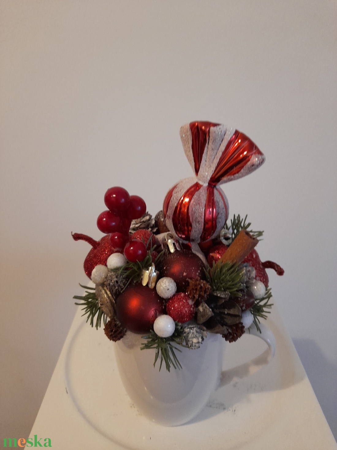 Karácsonyi asztaldísz fehér kerámia kaspóba piros-fehér színekben - otthon & életmód - dekoráció - asztal és polc dekoráció - asztaldísz - Meska.hu